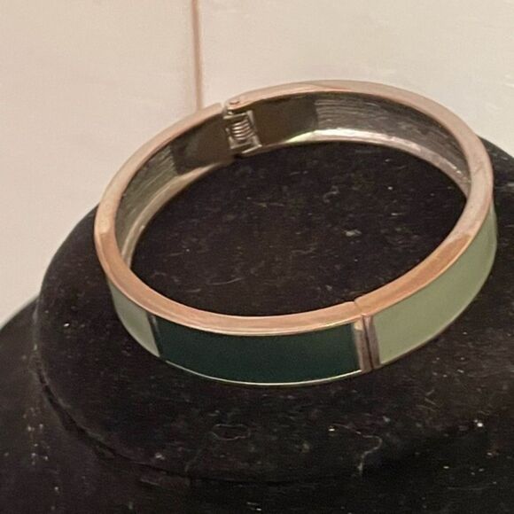 SOLID silver tone metal emerald and sage hinged Cookie Lee abstract bracelet - Picture 4 of 6